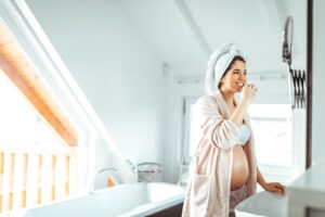 Scopri di più sull'articolo Sbiancamento denti durante la gravidanza: è sicuro?